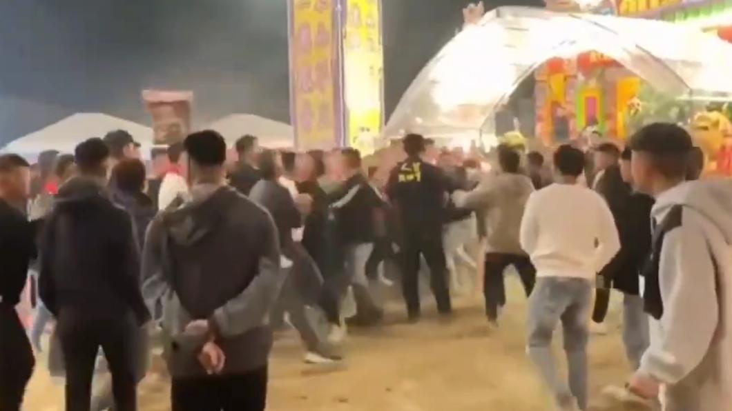 搖旗格鬥賽!台南廟會活動變互毆 神明前大打出手