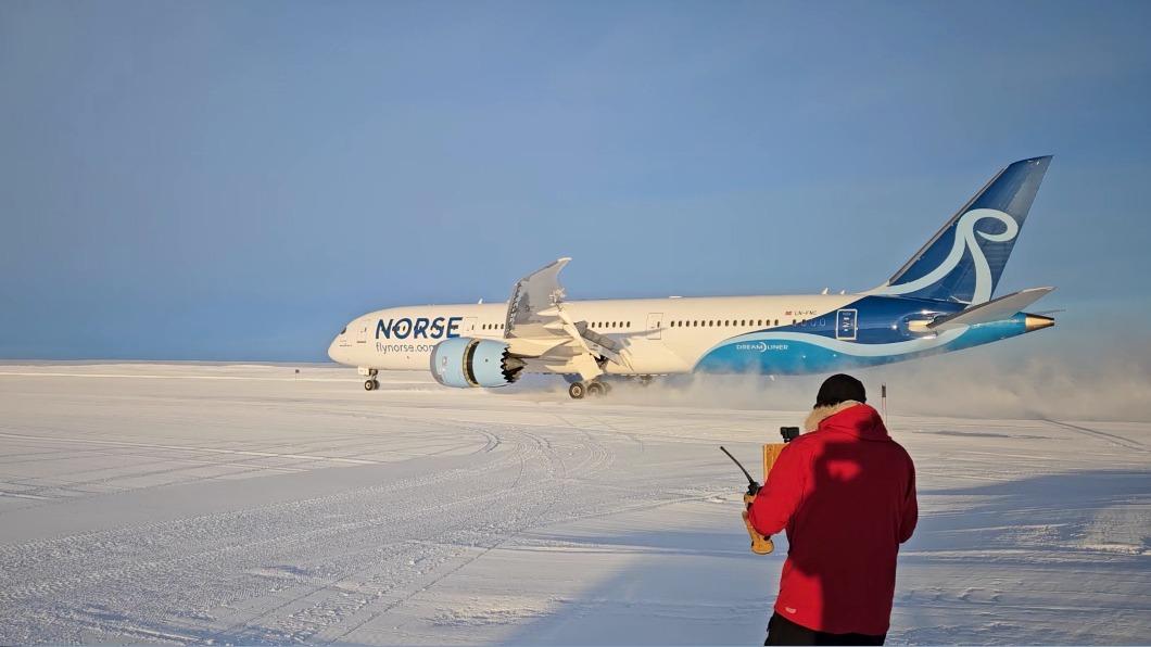 跑道全用冰雪砌成　波音787「夢幻客機」首度降落南極