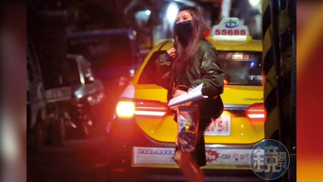 愷樂4年前被本刊拍到夜晚外出的行程，當時她的社交生活還很活躍。（圖／鏡週刊）