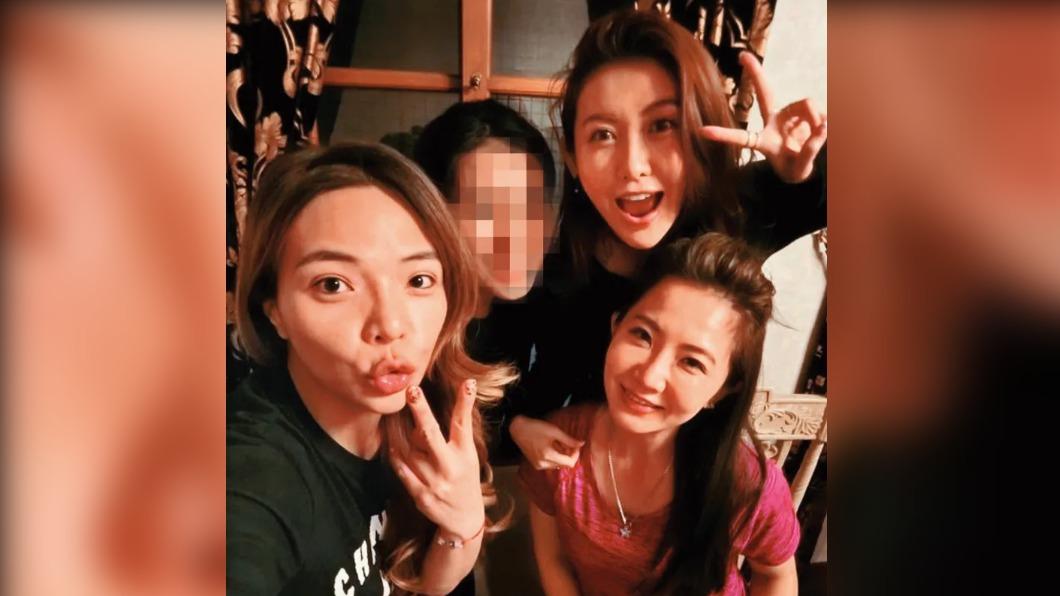 小甜甜（左一）、謝忻（右一）曾與愷樂（右二）常玩在一起，但前兩者後來鬧翻，還扯到愷樂。（圖／翻攝自小甜甜IG）