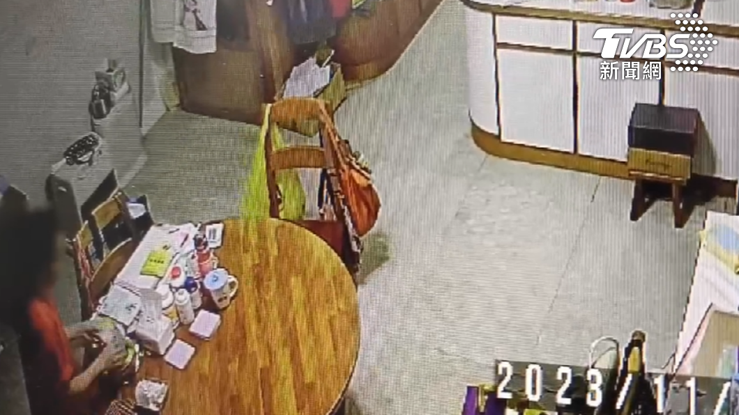 歐姓女看護11月7日將吊掛椅子上之背包取走後，閃躲監視器攝錄，趁機竊取皮包內現金1萬元得逞。（圖／TVBS）