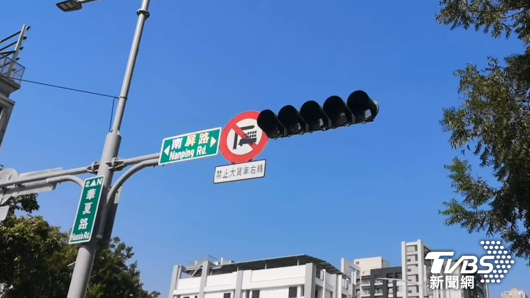 連馬路上的紅綠燈也無法顯示號誌。（圖／TVBS）
