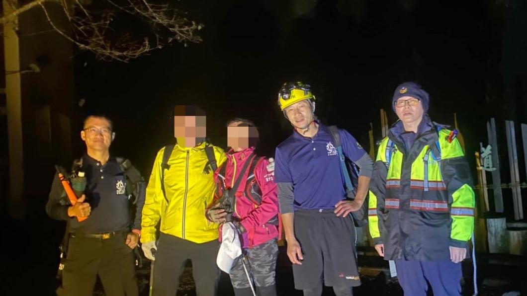 夫妻高海拔古道迷途又遇冷氣團 嘉警消救援下山