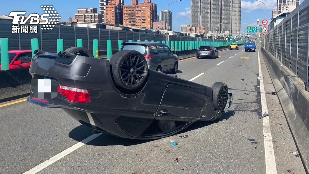 台64壅塞還不看路!BMW未保持車距 鬼切撞翻車毀人傷
