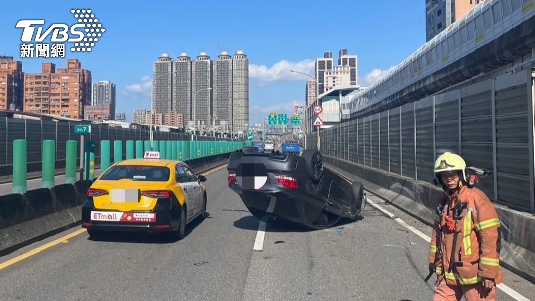 BMW駕駛因和前車車距太近,緊急變換車道卻仍發生車禍。(圖/TVBS)