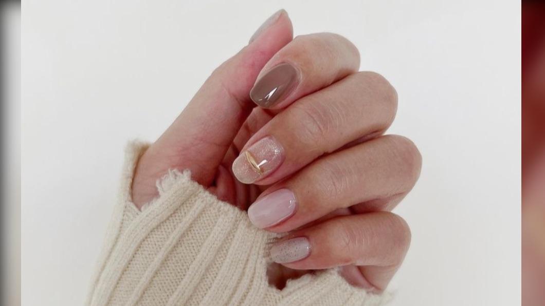 熱可可般的棕色搭配粉裸色,沾染時髦元素卻又日常百搭。(圖/翻攝自楊丞琳IG)