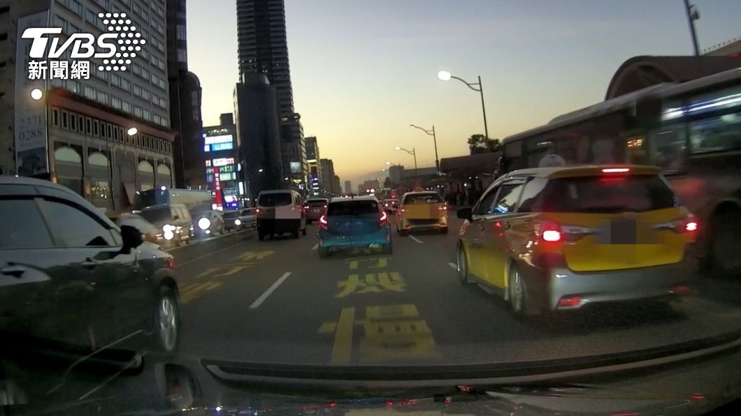 忠孝西路下班車流量大。（圖／遭侮辱駕駛提供）