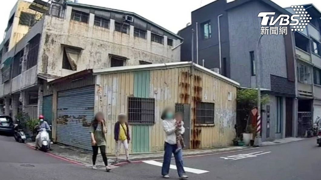有民眾在路邊發現獨自外出的男童，趕緊連絡警員。（圖／TVBS）
