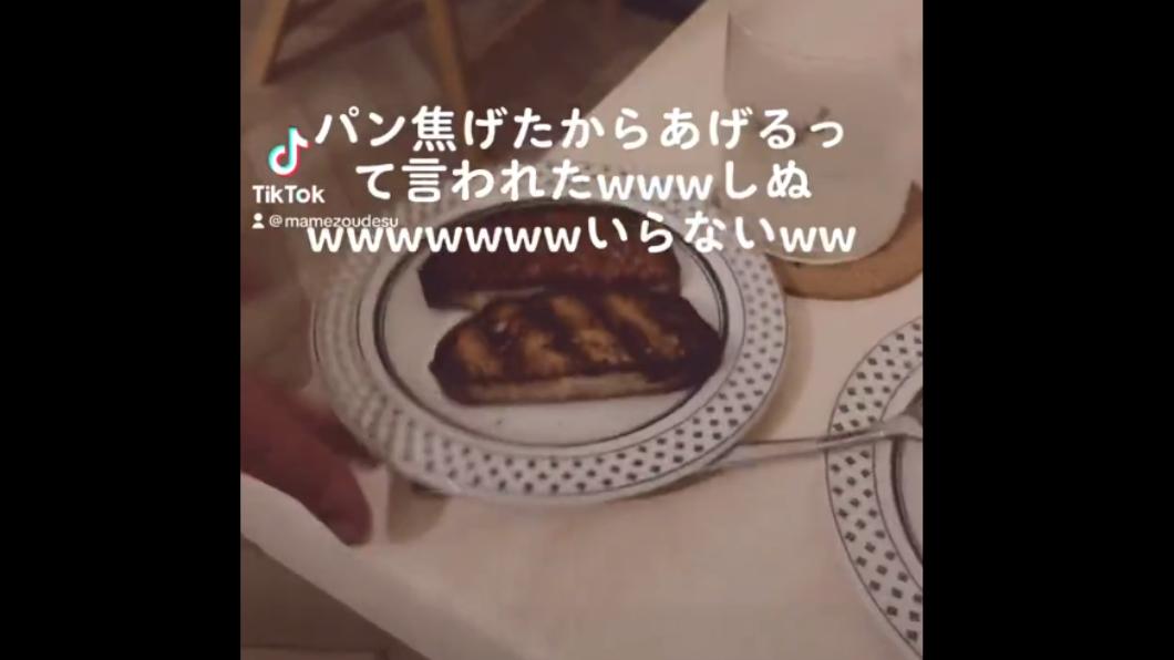 店員送上麵包時，盤子和餐具也幾乎是用亂擺的。（圖／翻攝自@tktktkni推特）