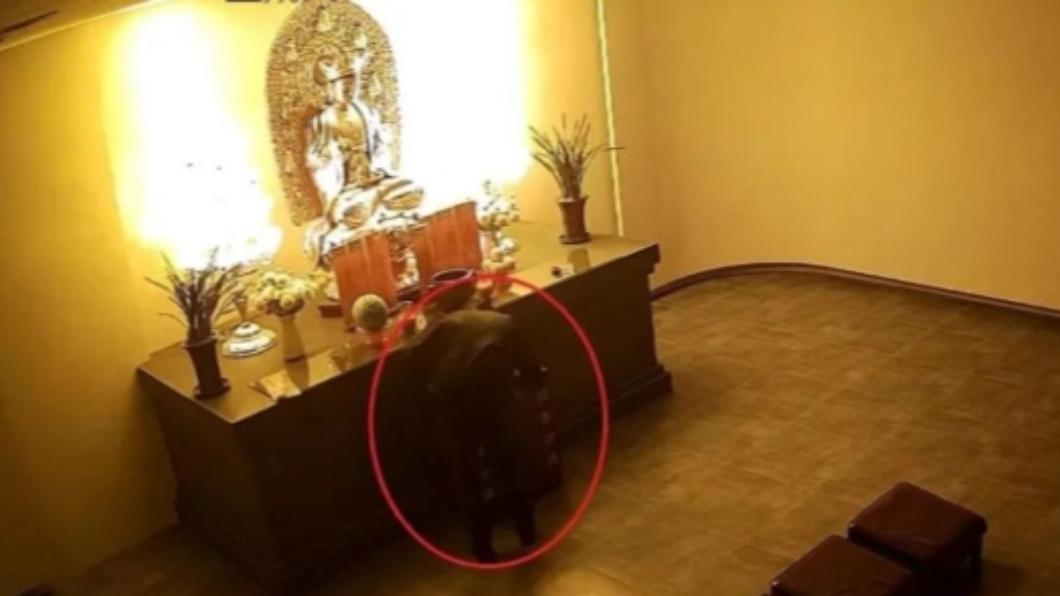 男子偷走了功德箱內的香火錢。(圖 / 翻攝自微博)
