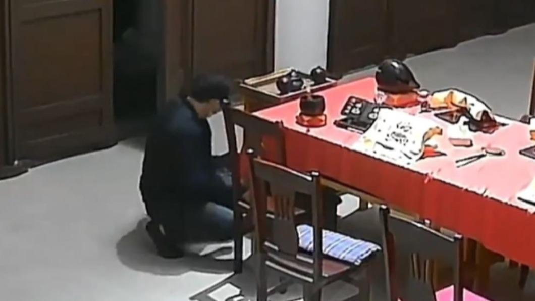 男子一舉一動全被監視器拍下。(圖 / 翻攝自微博)