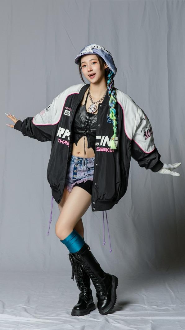 熙妍因為很愛手做裝扮的道具與衣服,選擇讀織品系就讀。(圖/華研提供)