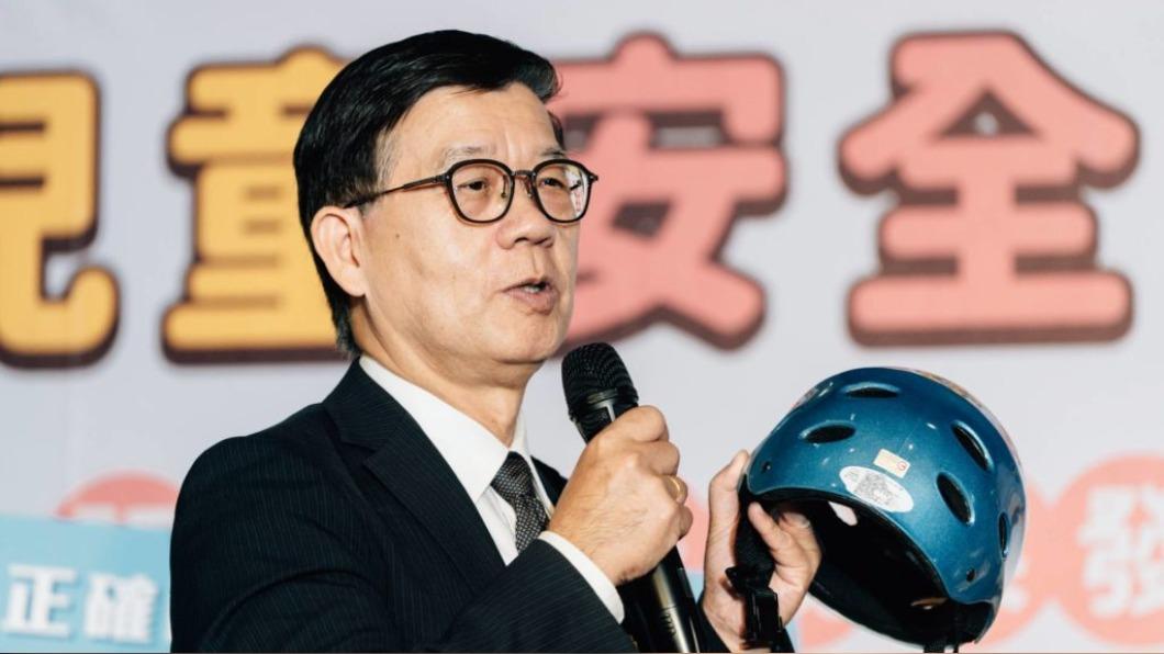 交通部司長黃運貴提醒選購安全帽時需注意是否有檢驗標章。(圖/靖娟基金會)