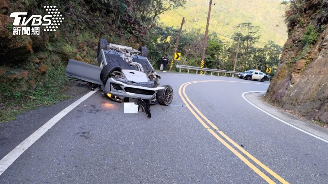 轎車北宜逆向超車、高速過彎　下秒自撞山壁翻車網：結局滿分
