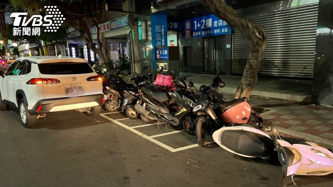 有片/越開越往右…女駕駛休旅車撞路邊機車 7車骨牌式傾倒