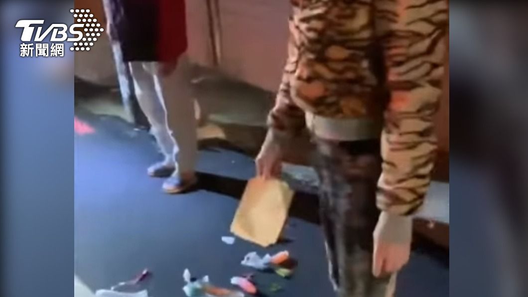 桃園日前一名周姓婦人拿便當盒砸向清潔隊員。(圖/TVBS)