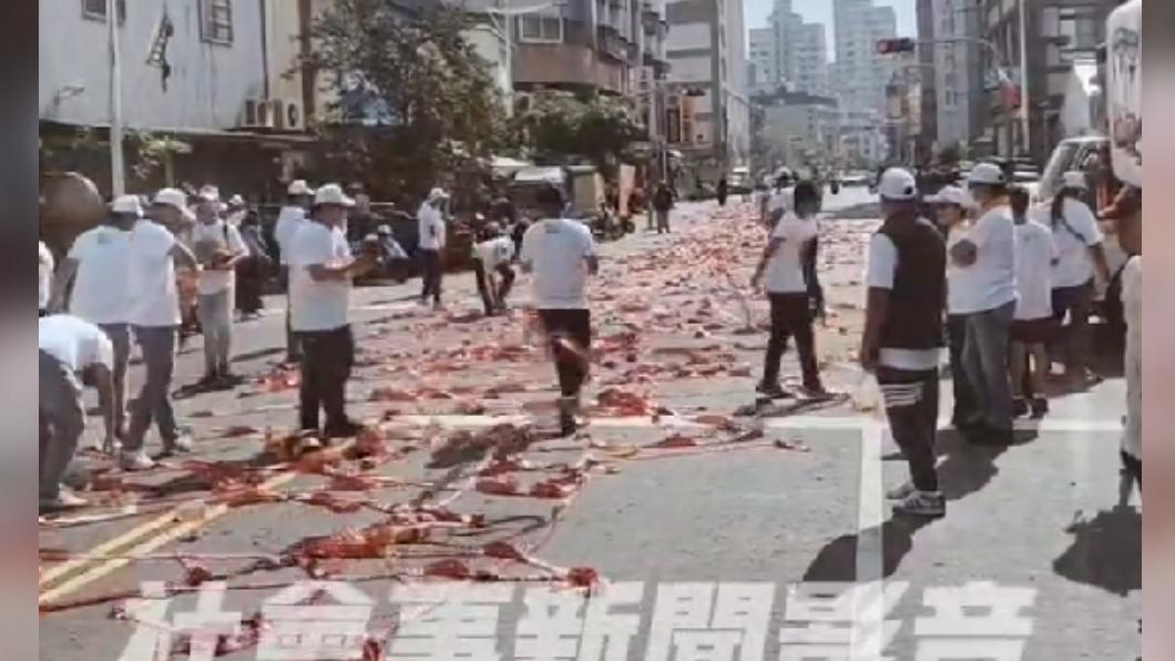 高雄左營昨日舉辦廟會活動,滿地都是邊看看過去就像紅地毯。(圖/翻攝自社會事新聞影音)