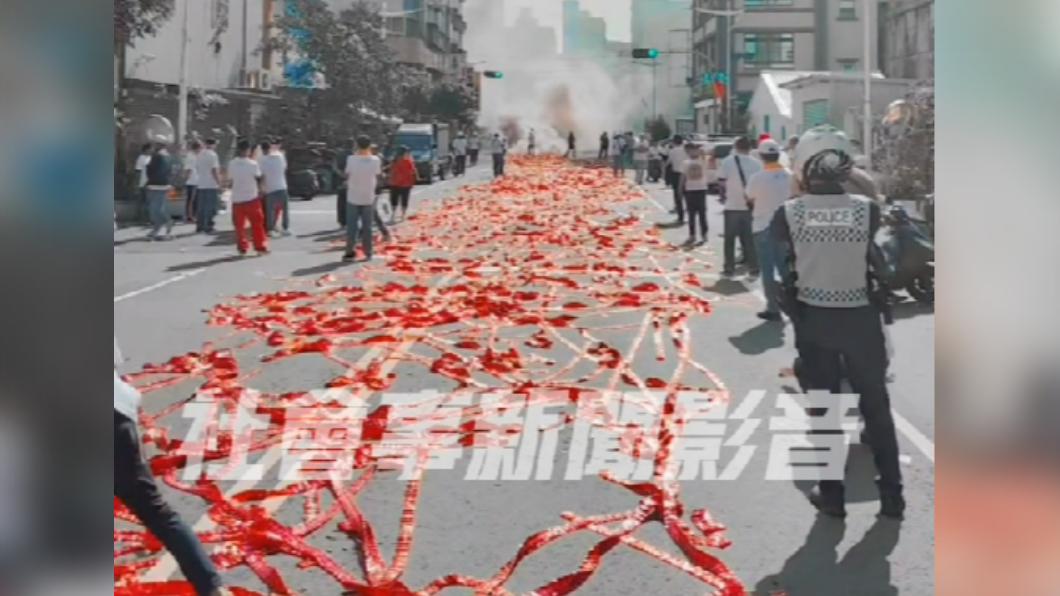 高雄廟會遶境鋪超長「紅地毯」　濃煙漫大樓遠看像火災