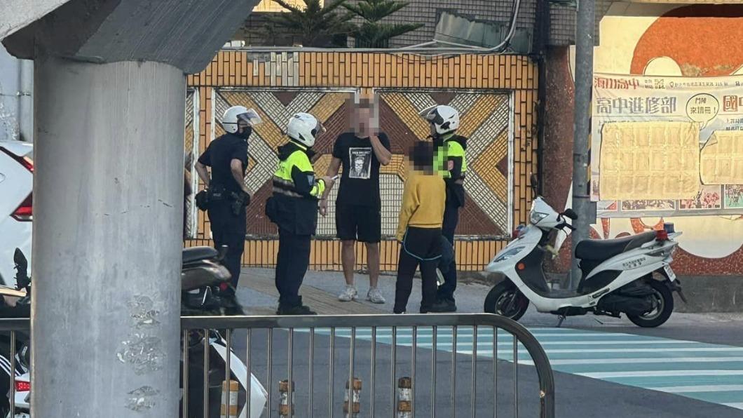 轄區警方趕抵現場告誡。(圖/翻攝Facebook●【爆料公社二社】●)