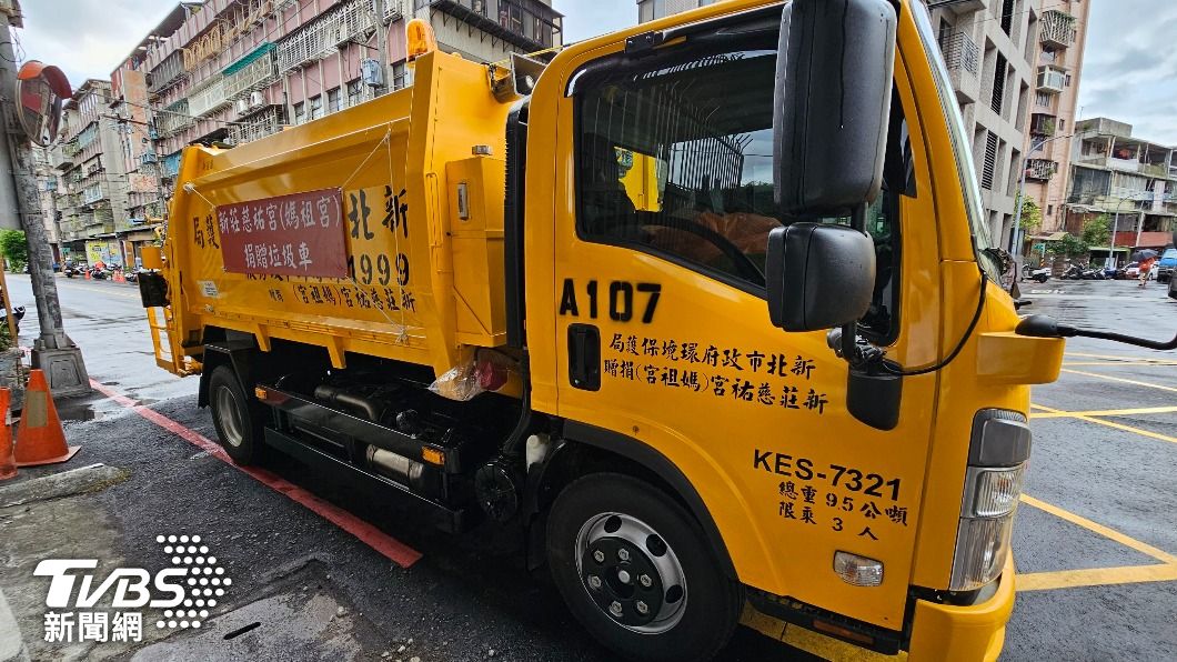 捐贈垃圾車把芳名印車身，穿梭大街小巷，捐贈者認為也是功德無量。圖/TVBS