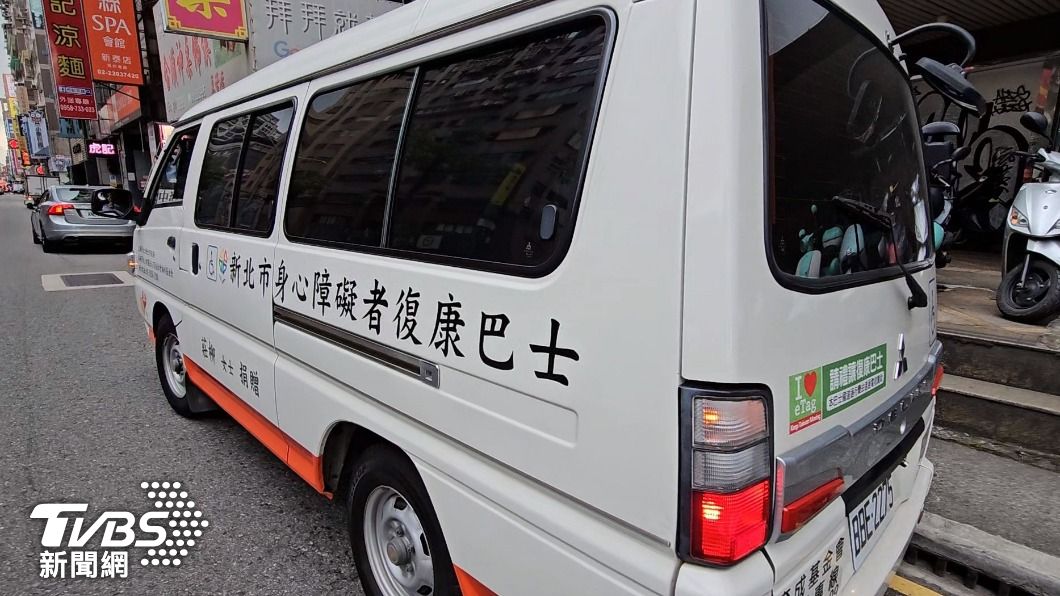 捐贈復康巴士給社會局也是民眾熱選之一，象徵協助病苦。(圖/TVBS)