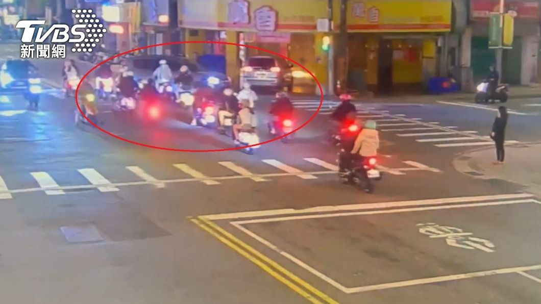 只因汽車不禮讓!9煞板橋當街持安全帽砸車 警1分鐘逮人