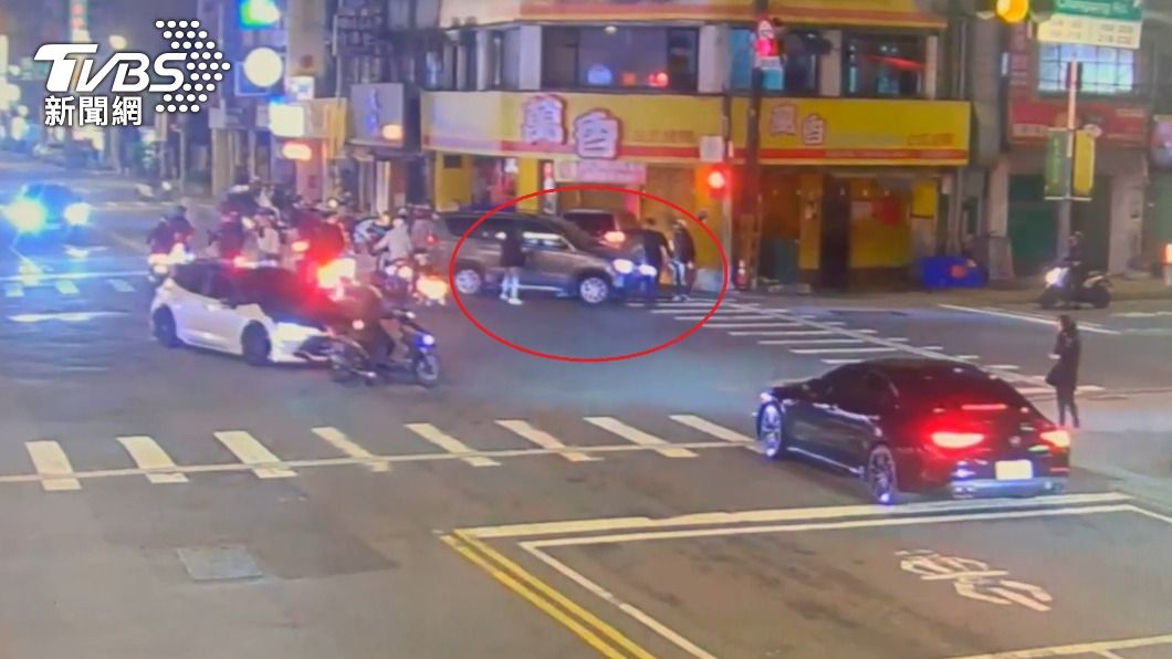 休旅車左轉時未禮讓直行機車，一群機車騎士憤而攔車砸車。（圖／TVBS）