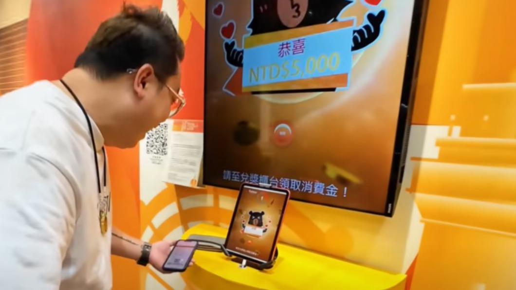 陳老師驚喜掃中大獎。(圖/翻攝自YT「Sean的世界TV」)