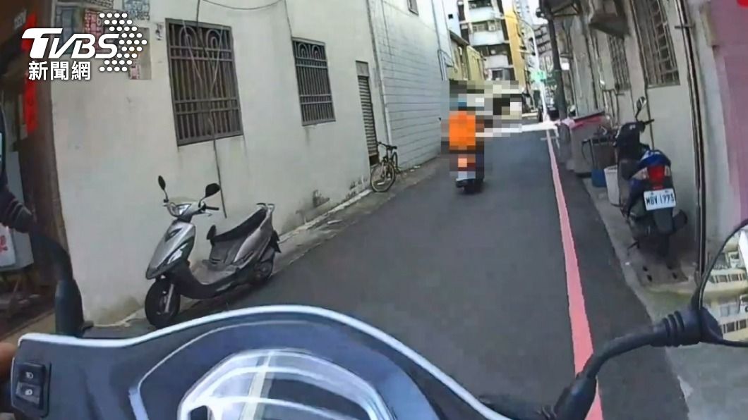 巡邏員警見曹男騎車左搖右晃,趕緊將其攔截下來。(圖/TVBS)