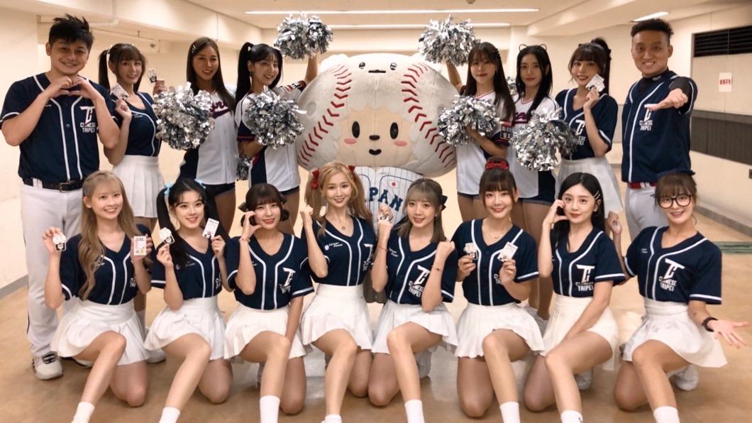 日本隊吉祥物、台灣及南韓的啦啦隊大合照。(圖/翻攝自応援侍たまべヱ推特)