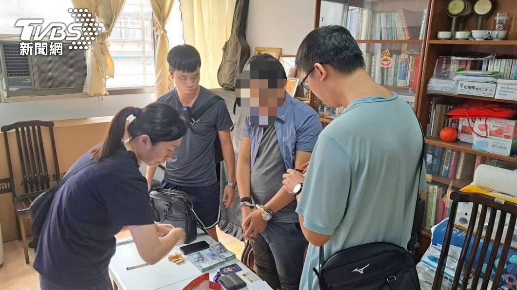 犯嫌遭警方逮捕。(圖/TVBS)