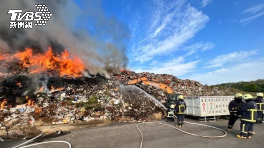 快訊/苗栗垃圾掩埋場火災 疑「電箱爆炸」消防籲關窗