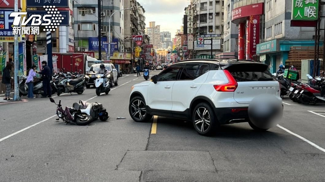 有片/想去家樂福!女駕瑞典坦克路中左轉 害對向騎士慘摔