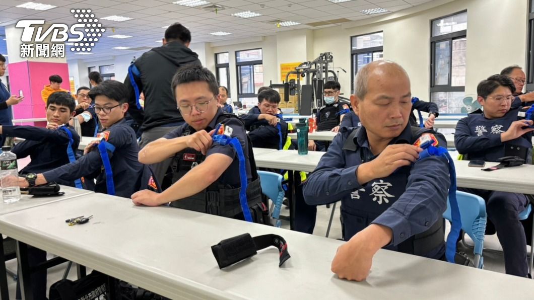 員警學習急救知識，以防遇到意外時可以自救或是救人。（圖／TVBS）