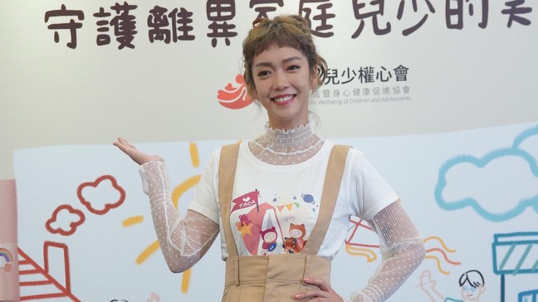 女星突爆「爸罹癌第三期」!私密處長腫瘤急入院動刀 病況曝光