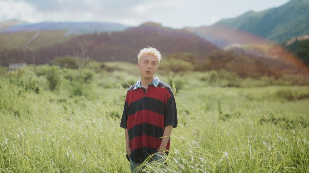 潘宇謙推出新歌〈寂靜的誕生〉,MV更紀錄了他生長以來的點點滴滴。(圖/認可音樂提供)