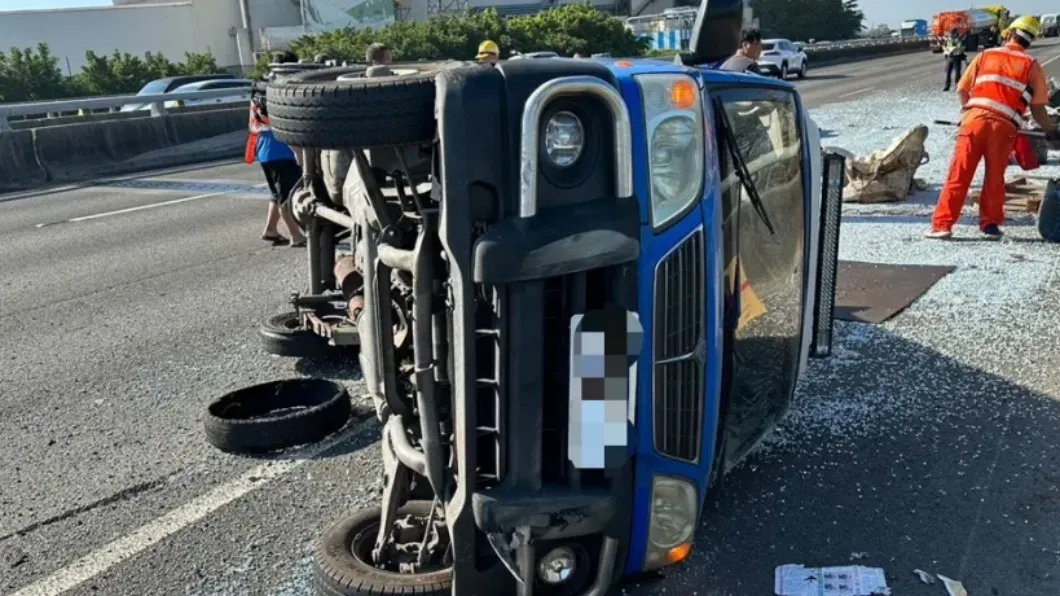 國1北向344.1公里高科路段外線有小貨車翻覆。(圖/翻攝自記者爆料網)