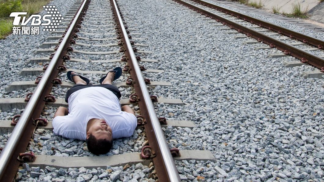 泰國男子躺在鐵軌上睡覺,遭到火車輾斃,死狀悽慘。圖非當事人。(示意圖/shutterstock達志影像)