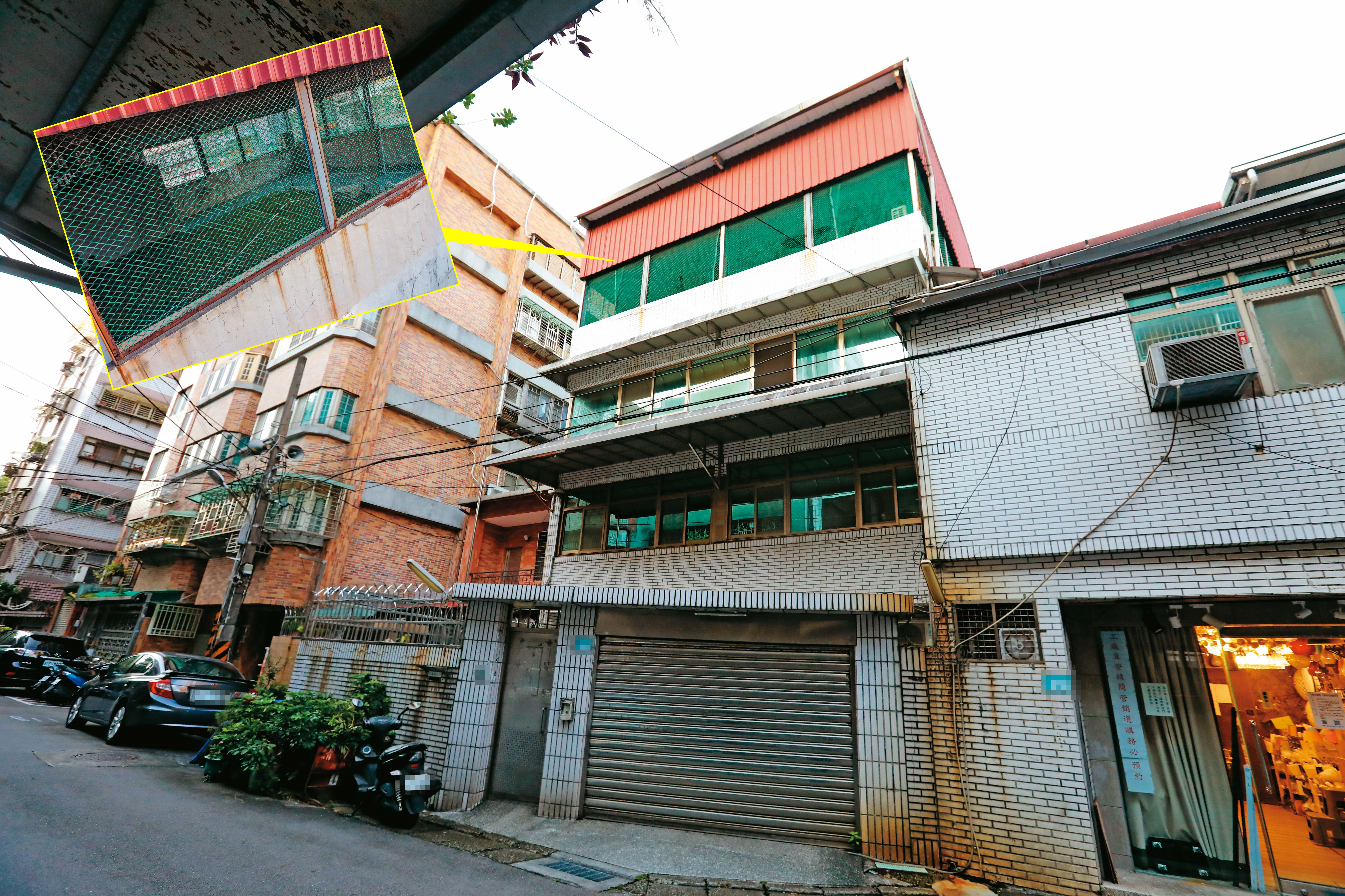 張慶忠家族位於新北市中和的透天厝被爆是大違建，頂樓明顯加蓋。（圖／鏡週刊）