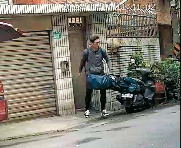 張慶忠的長子張瑞鼎（圖）上週末連續兩天一大早，拎著高爾夫球球具出門。（圖／鏡週刊）