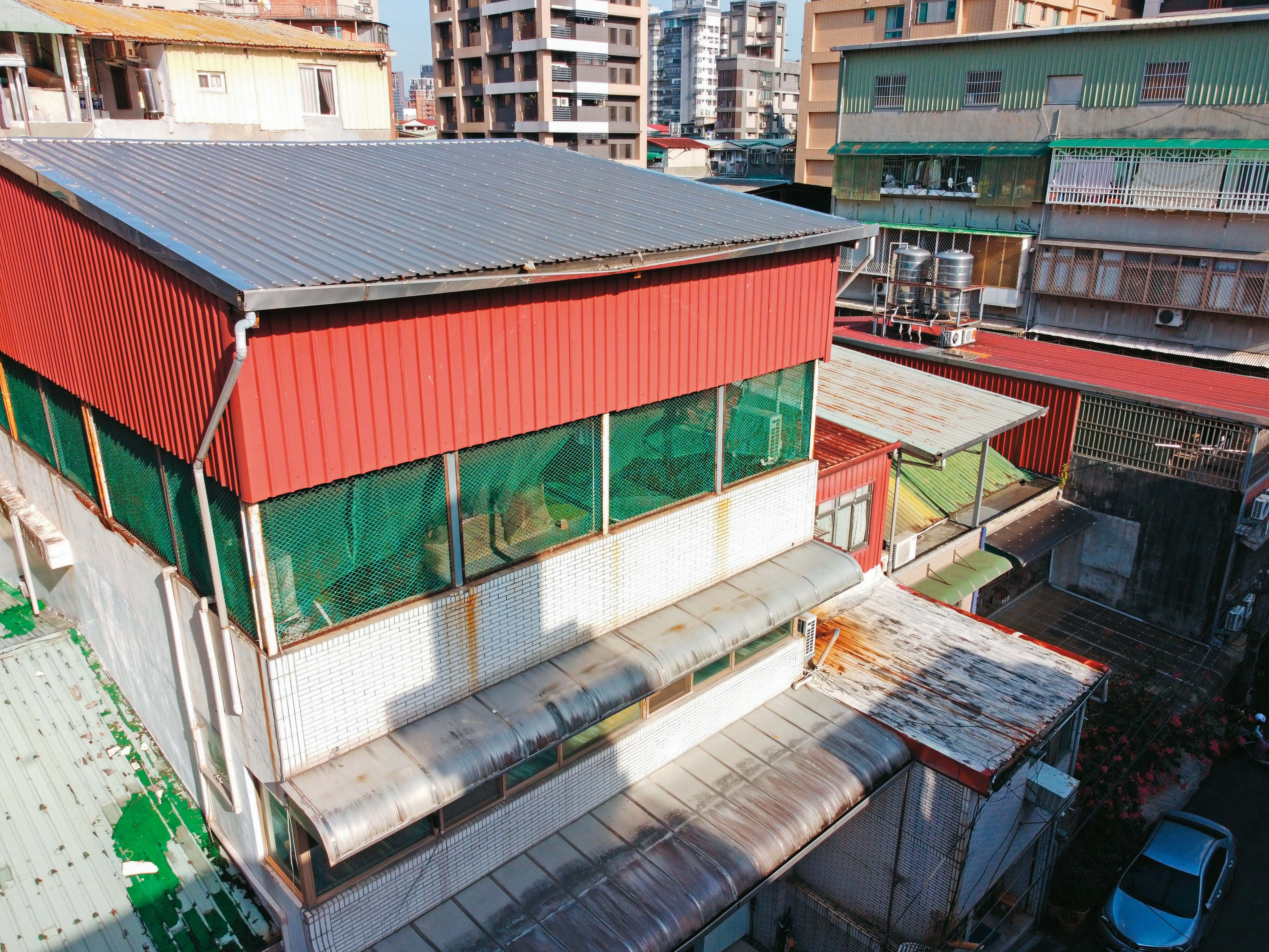 張家透天厝的頂樓加蓋狀況不錯，結構、管線都很新，不像既存違建。（圖／鏡週刊）