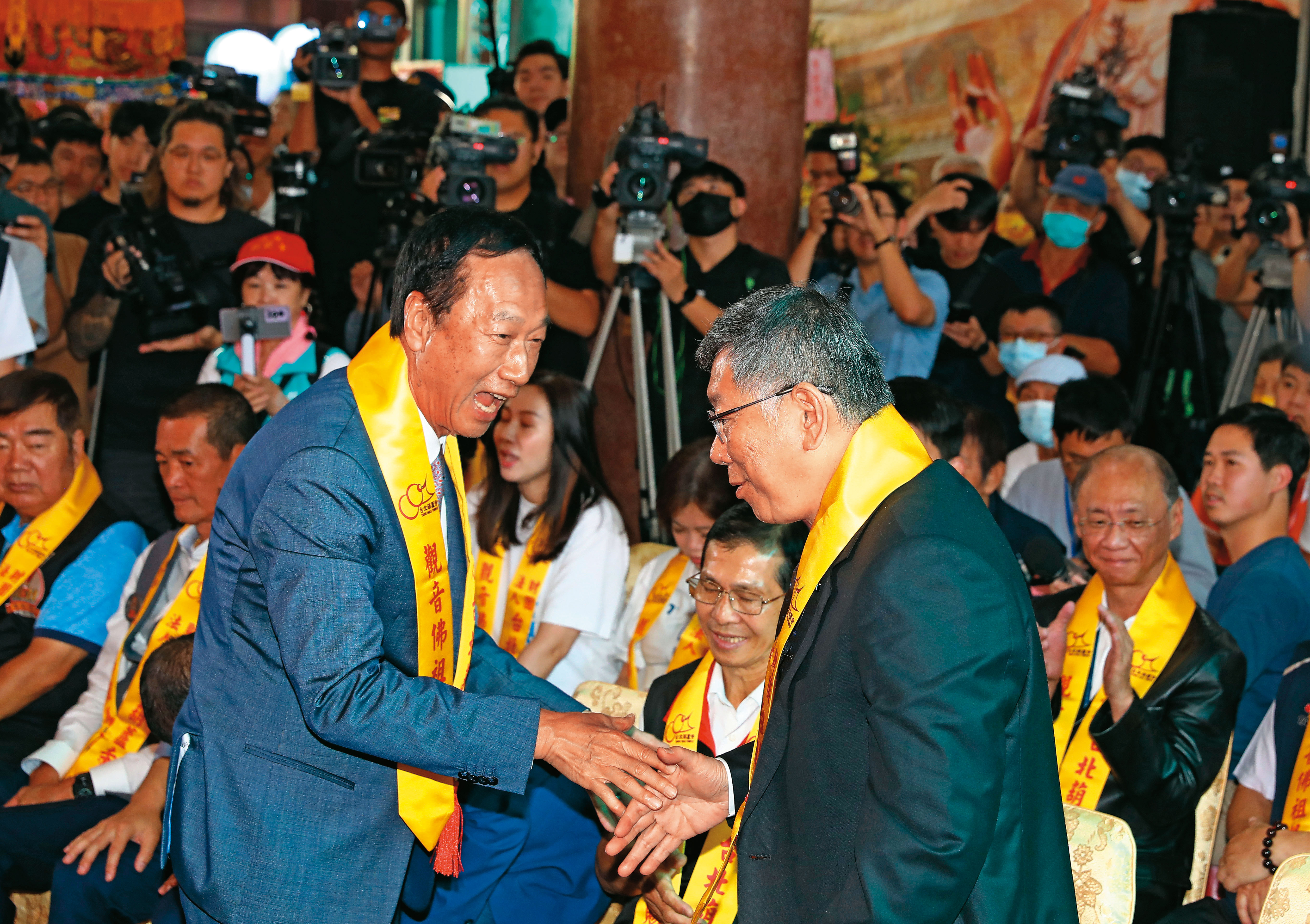 藍白整合難產，柯文哲（右）力招郭台銘（左）結盟，仍盼選戰最後階段向冀望政黨輪替的選民號召棄保。（圖／鏡週刊）