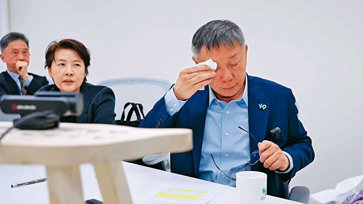 柯文哲簽下藍白不平等協議被認為讓太多，引發幕僚及支持者不滿，16日在競選幹部線上會議淚崩說：「只要你們不放棄，我就不會放棄。」（圖／柯文哲團隊提供）