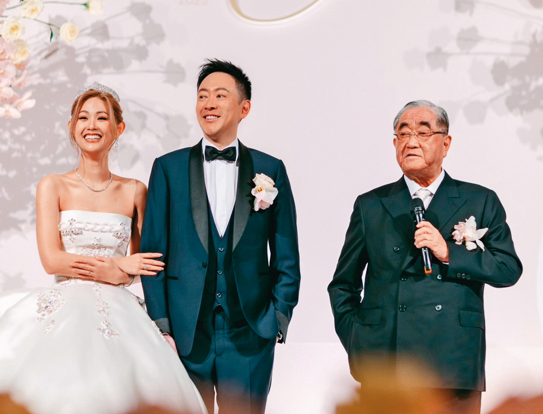 林明成(右)與兒子(中)、媳婦(左)的表情互有對比而且相當有趣。(圖/讀者提供)