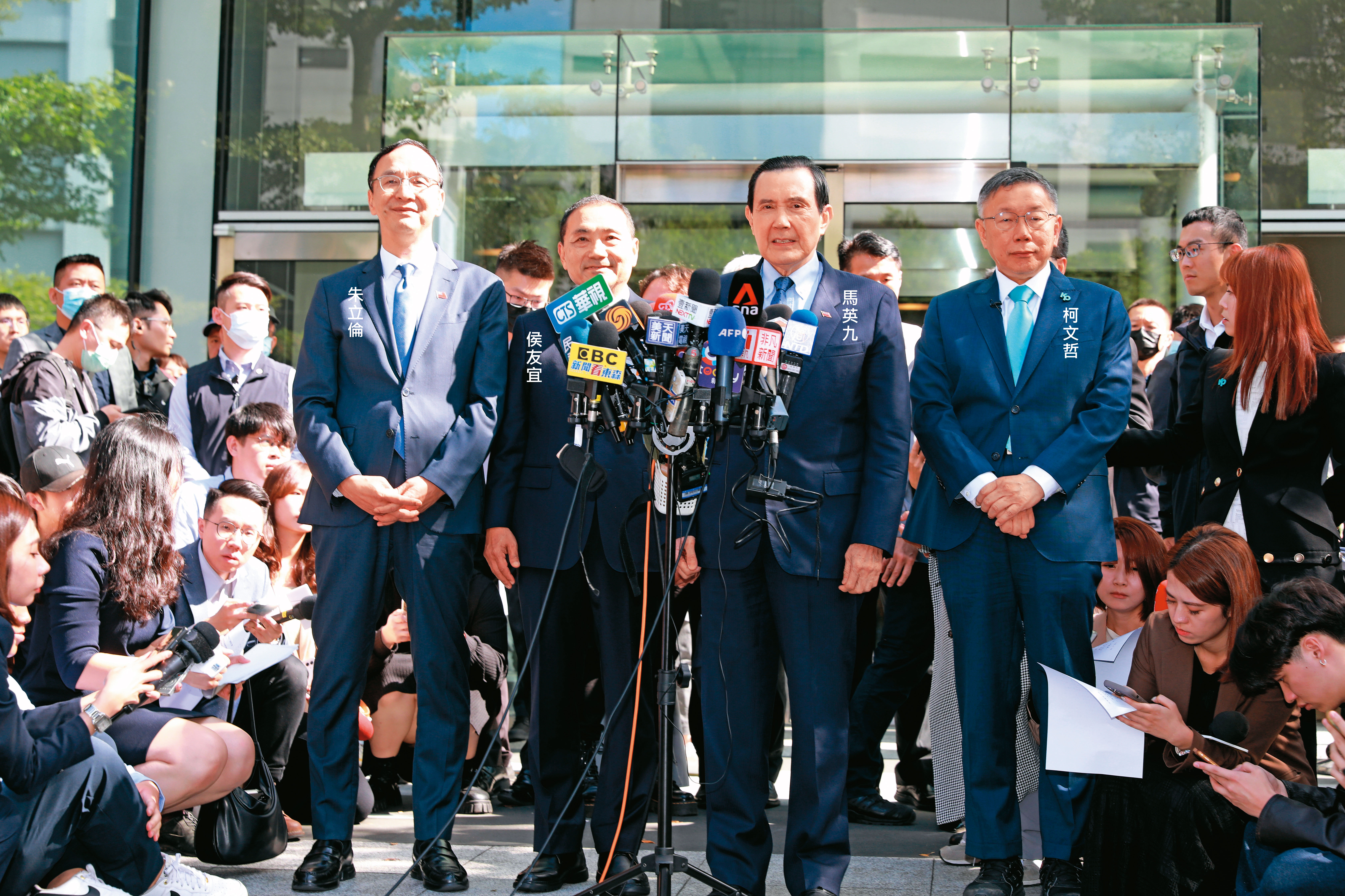 在前總統馬英九見證下,柯文哲與侯友宜、朱立倫15日達成6點共識,卻因民調評比方式喬不攏而陷入破局。(圖/鏡週刊)