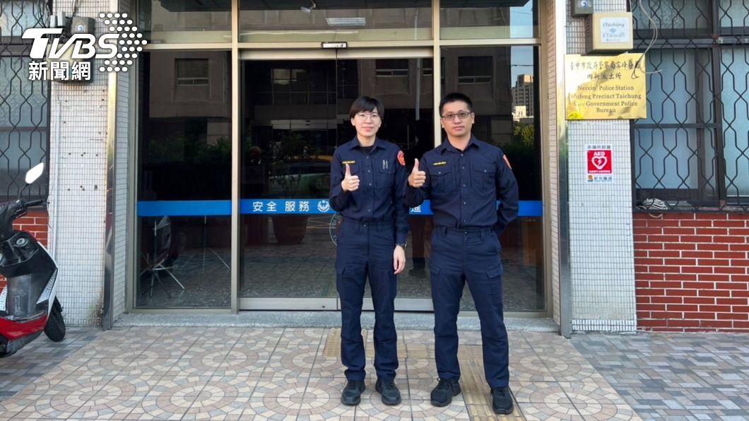 內新派出所警員陳虹君、黃科淵前往搶救。（圖／TVBS）