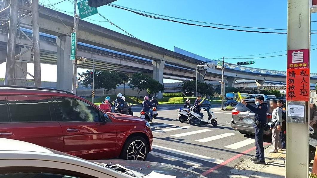 新北市三重稍早傳出嚴重事故，1名機車騎士重傷送醫。（圖／TVBS）