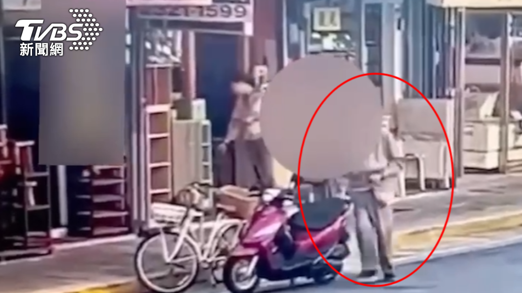 將偷來的錢藏在外套內引起老闆注意報警。(圖/TVBS)