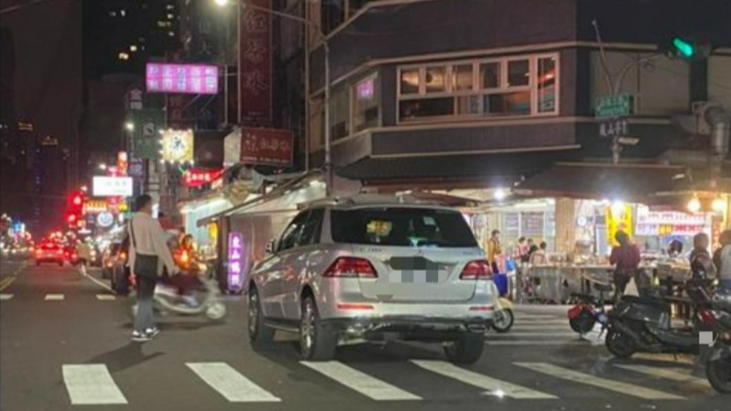 高雄夜市的日常?賓士車大喇喇違停斑馬線