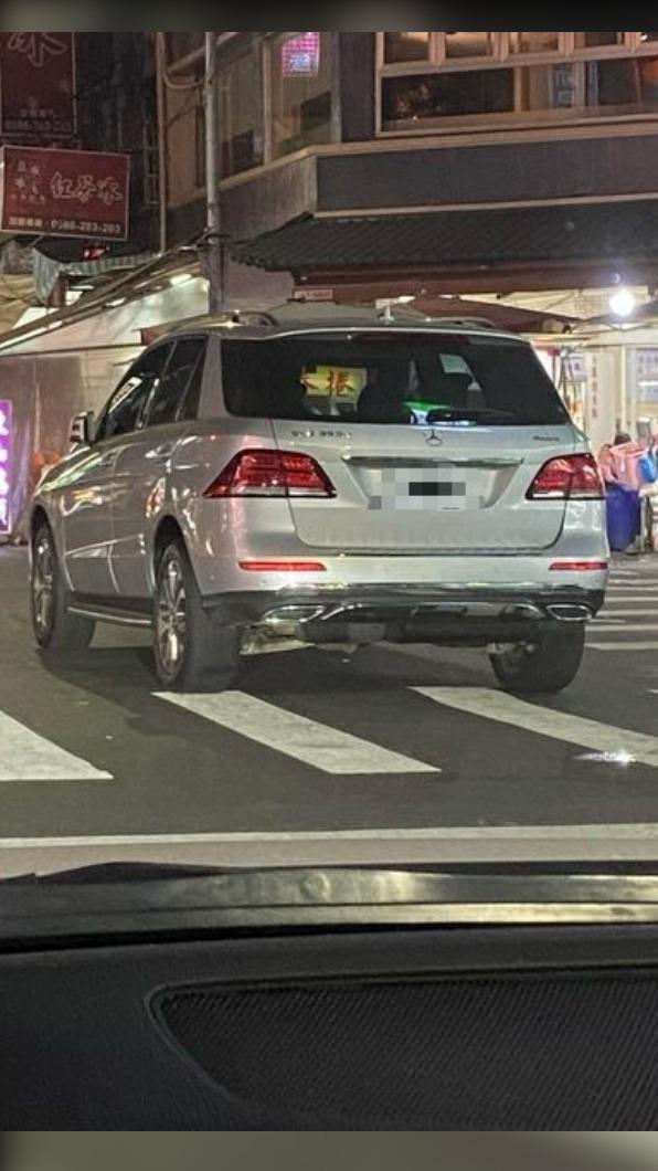 賓士車車主早已不見人影。(圖/翻攝自PTT)